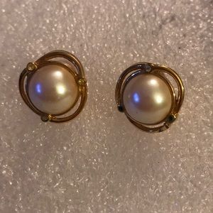 Monet stud pearl earring